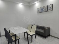 启东启东城区医院城区医院东疆花园前排，中上楼层二室一厅，简单装修家电齐全，看房方便出租房源真实图片