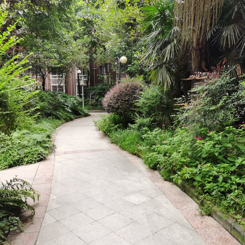 主打48平套一到73平的套二,另外高层113平的超大花园,采光都不错 小区