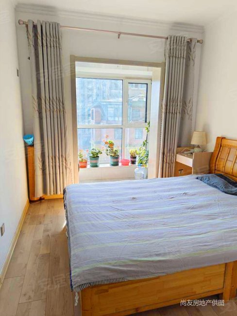 紧邻文昌两居室,精装修送储藏室,房子干净整洁,旭润