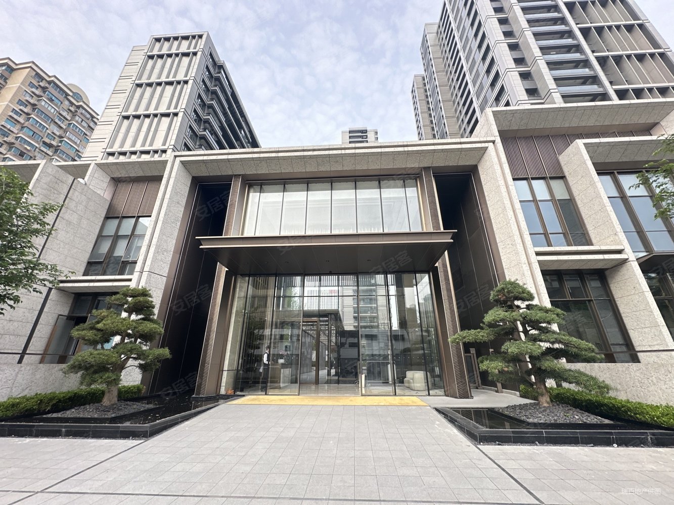 新出西边套联排别墅,带电梯,大花园,业主急售,弘久新弘北外滩二手房