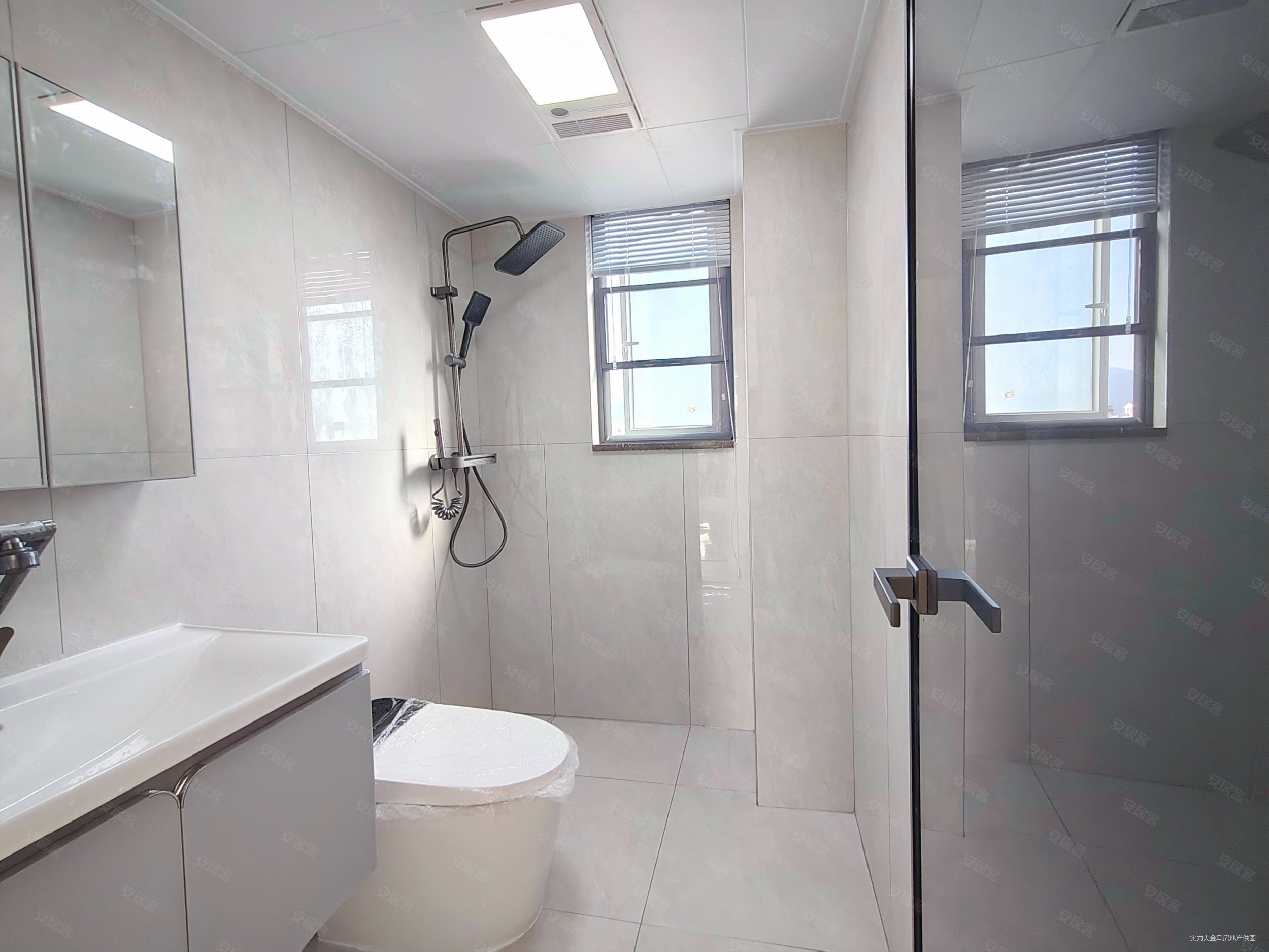 昆华苑浅山逸城6室3厅4卫237㎡南北136万