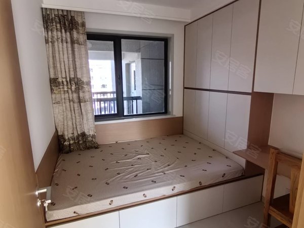 包头稀土高新区滨河大厦伊泰华府荟伊泰一期 三室两厅两卫精装修 第一次出租出租房源真实图片