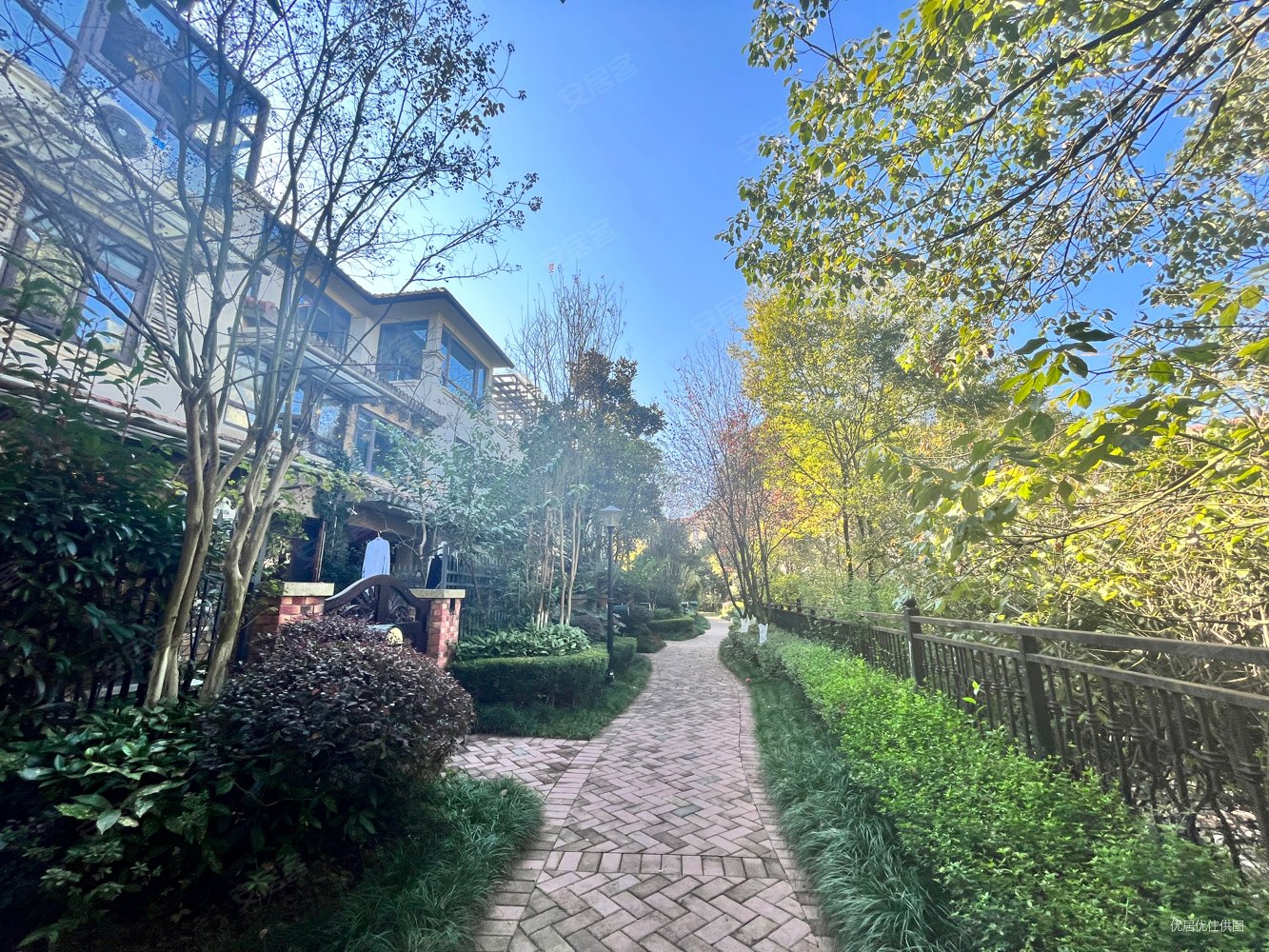 乐湾国际边套别墅 前后200平花园 双车位 采光好