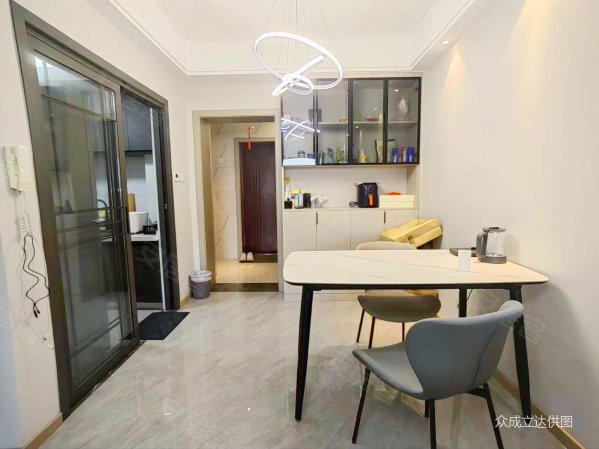 蓝光凯丽香江 去年装修业主住家有电梯 出行方便 满五商品住宅