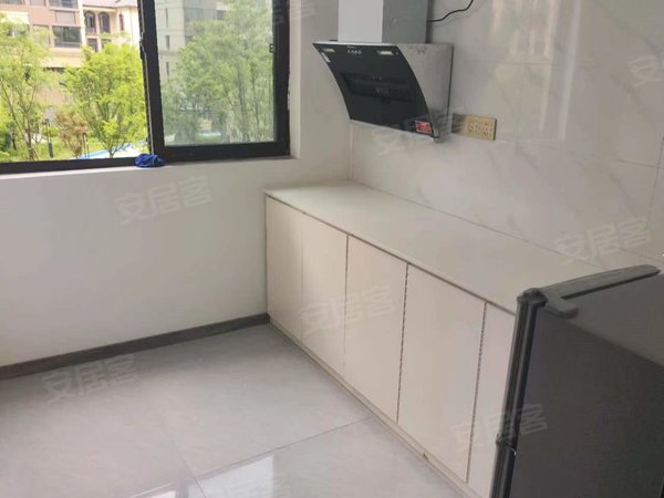 湖州安吉县递铺品汇芝华苑商会大厦旁，芝华苑（朝南带阳台）燃气做饭（押一付一）多套可选出租房源真实图片