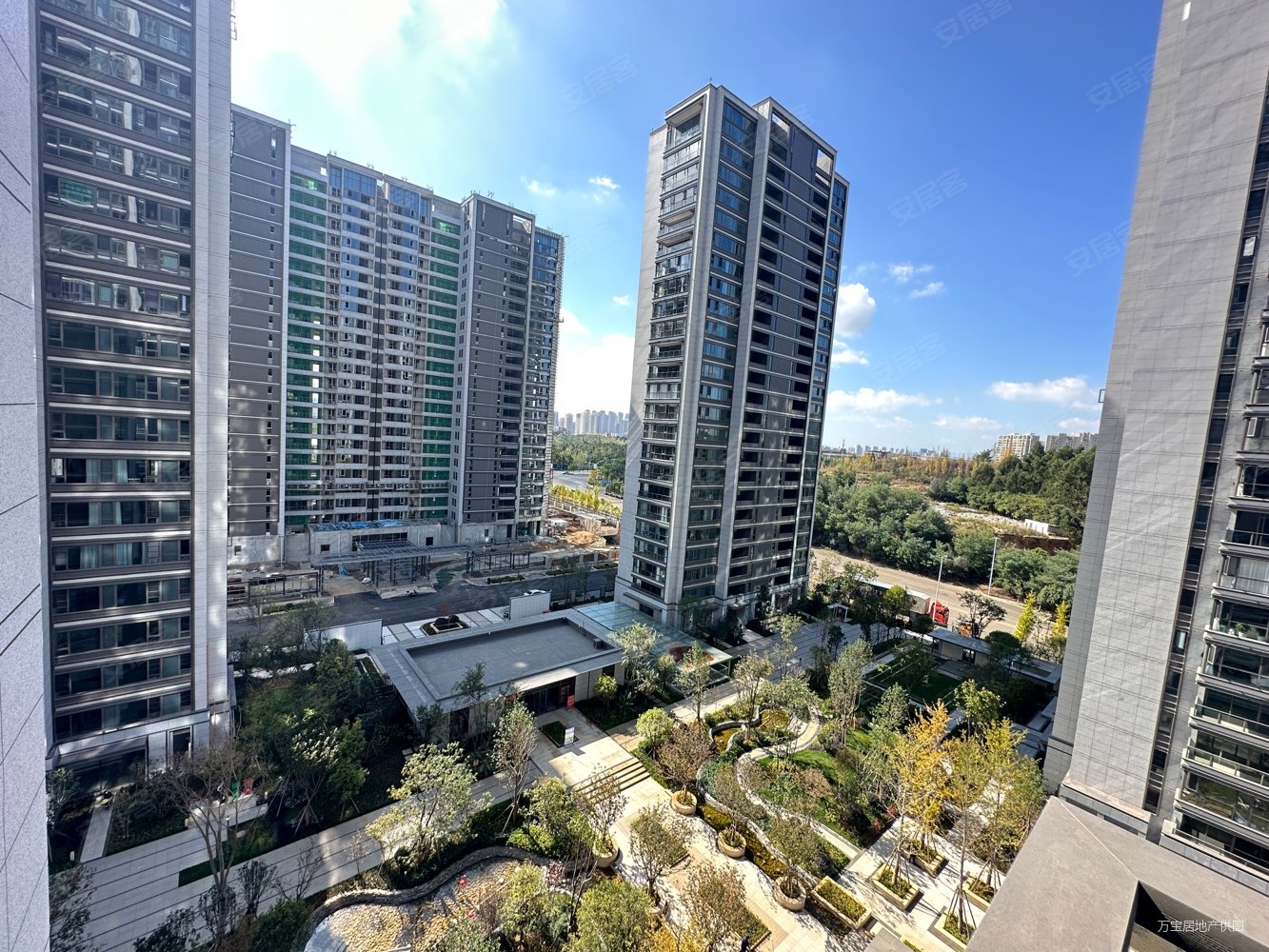 地铁口板式小高层单价8000起拎包入住赠送车位房东急售