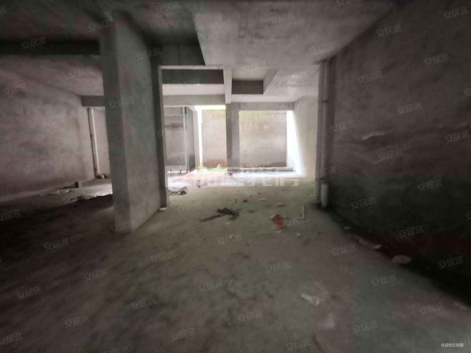 北城华府一楼带双花园 地下室