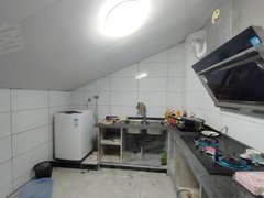 怀化鹤城河西经开区顶楼大两室，租500，冰箱空调洗衣机都有出租房源真实图片