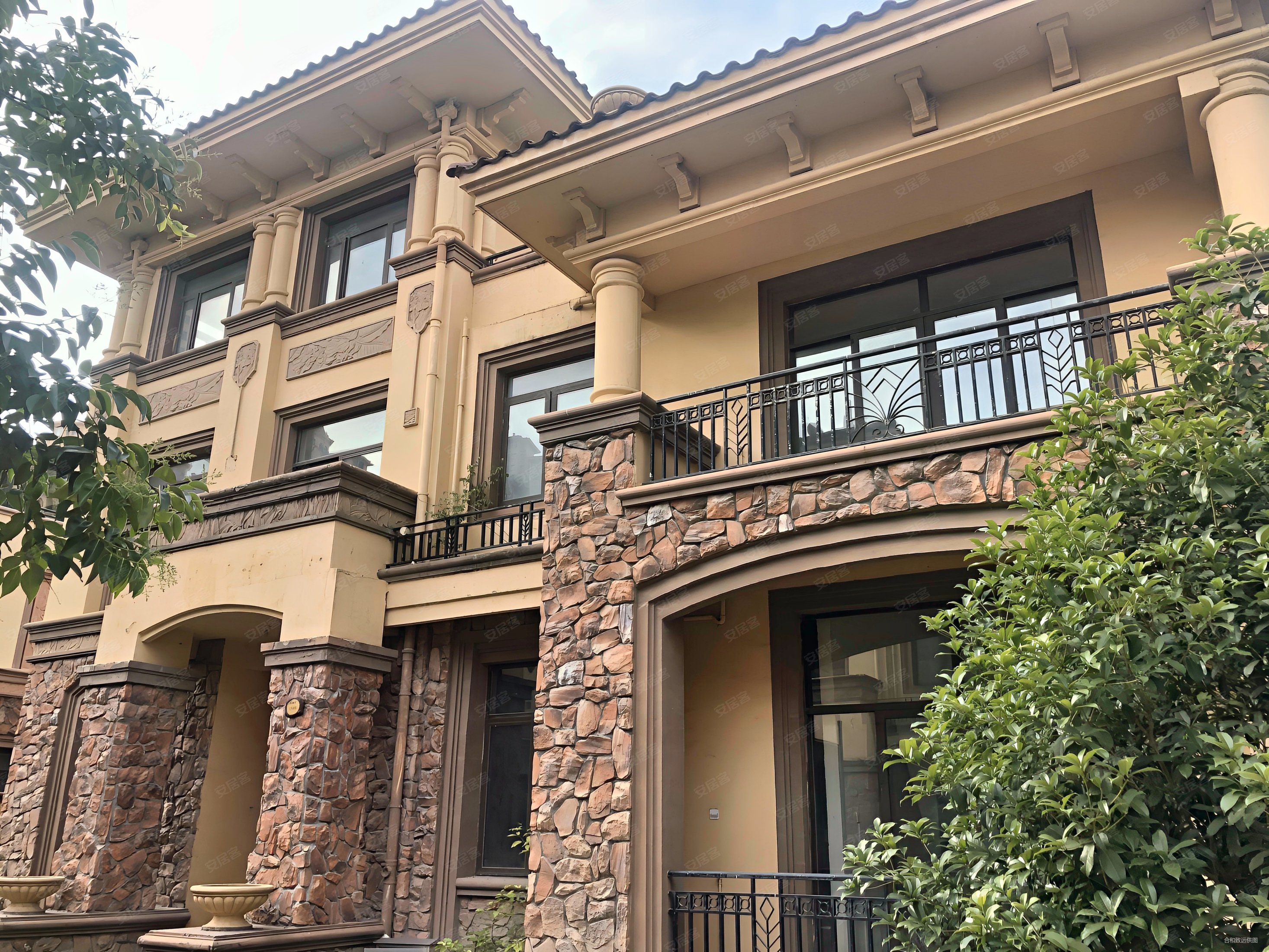 地铁口棕榈湾独栋别墅带4个独立车位赠送4面大花园