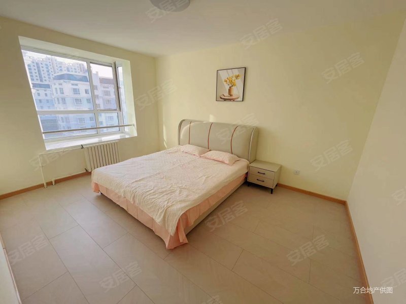 二线集贸市场附近边户精装三居室弧形飘窗