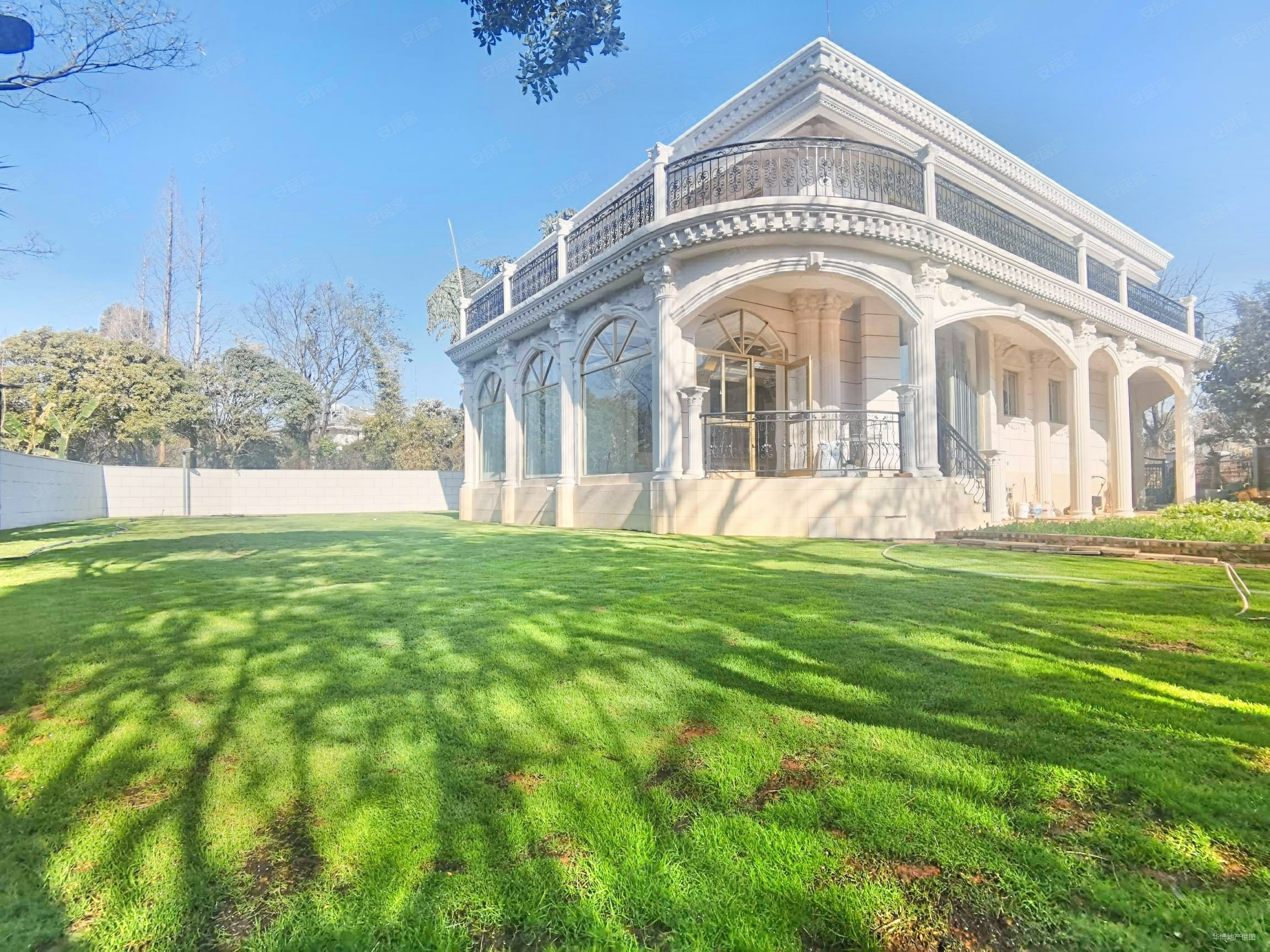 滇池边独栋别墅占地2亩小区中心位置业主诚售看房方便