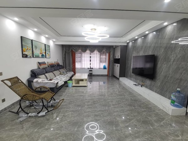 楚雄楚雄市开发区龙湾御景古镇西门,龙湾御景,全新精装修大四房,带全部家具家电拎包入住出租房源真实图片