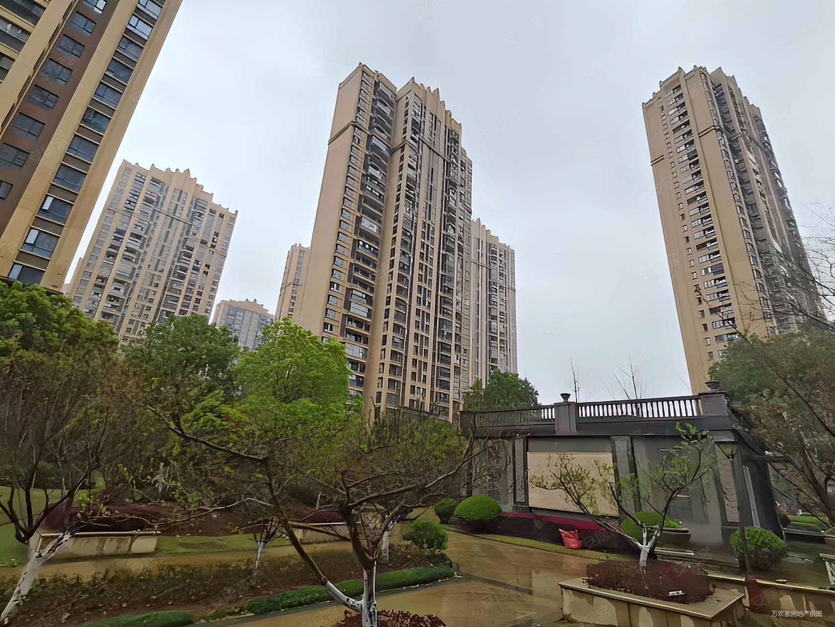 这价格买江夏文化大道永旺旁 中建汤逊湖壹号 精装湖景2房