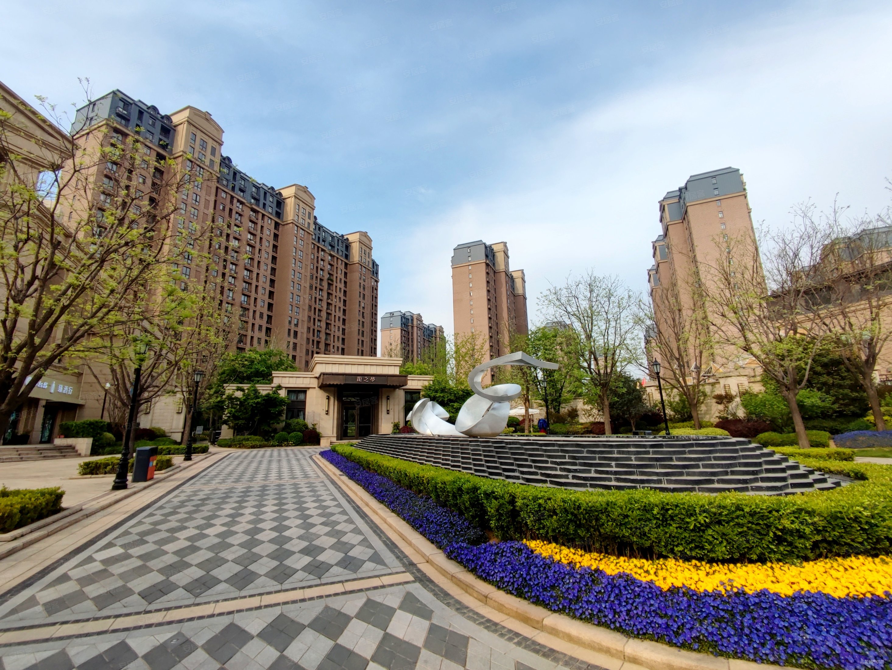 普罗旺世龙之梦东苑3室2厅2卫120㎡南北370万