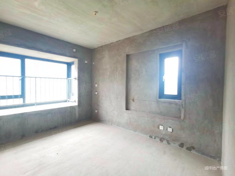 价格可少好几万 次新小区 环境好 适合住家 轻轨旁 急售,和黄御峰(四