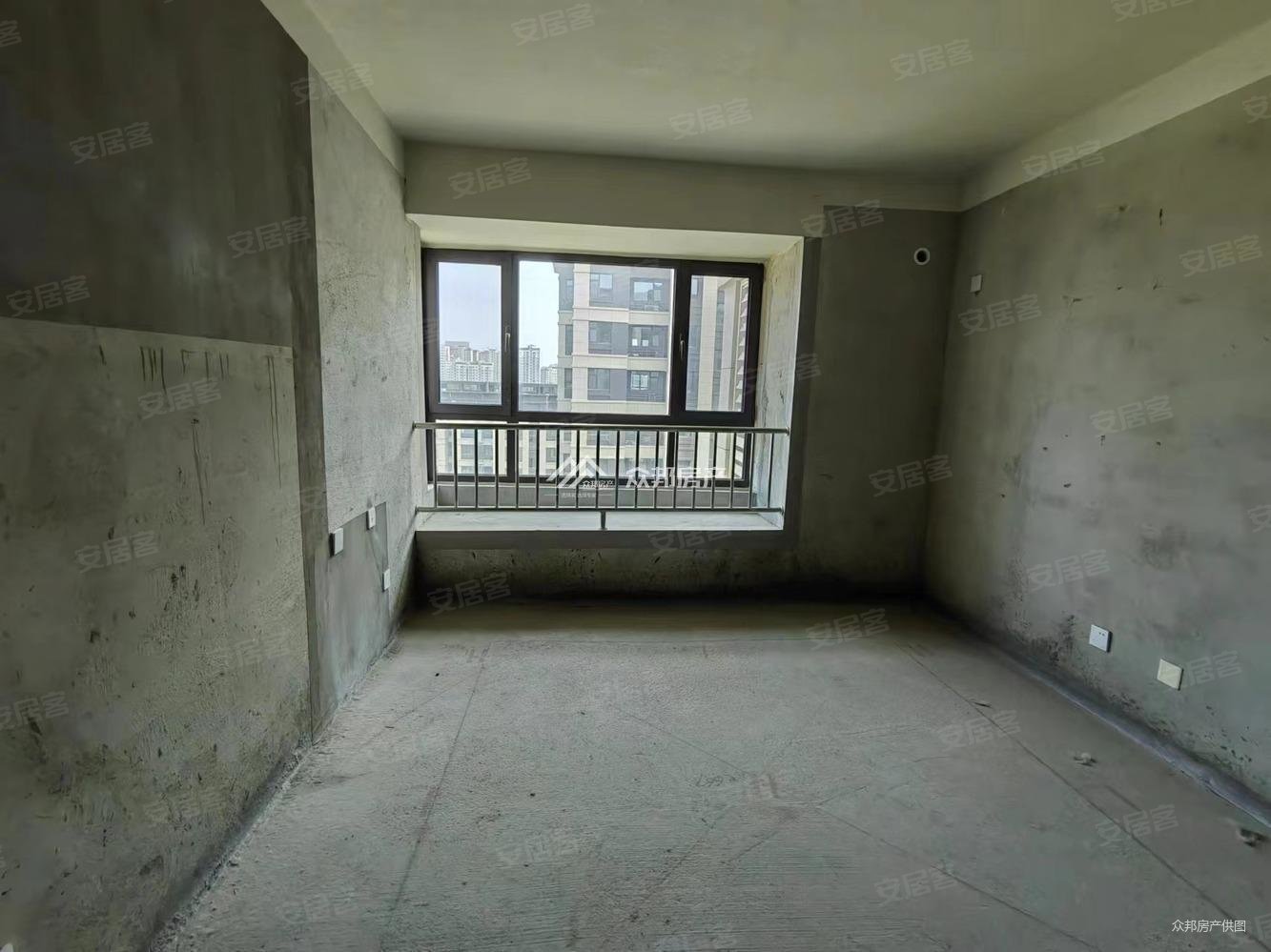 鸿鑫润景 139万包 过沪送储藏室 9楼钥匙房