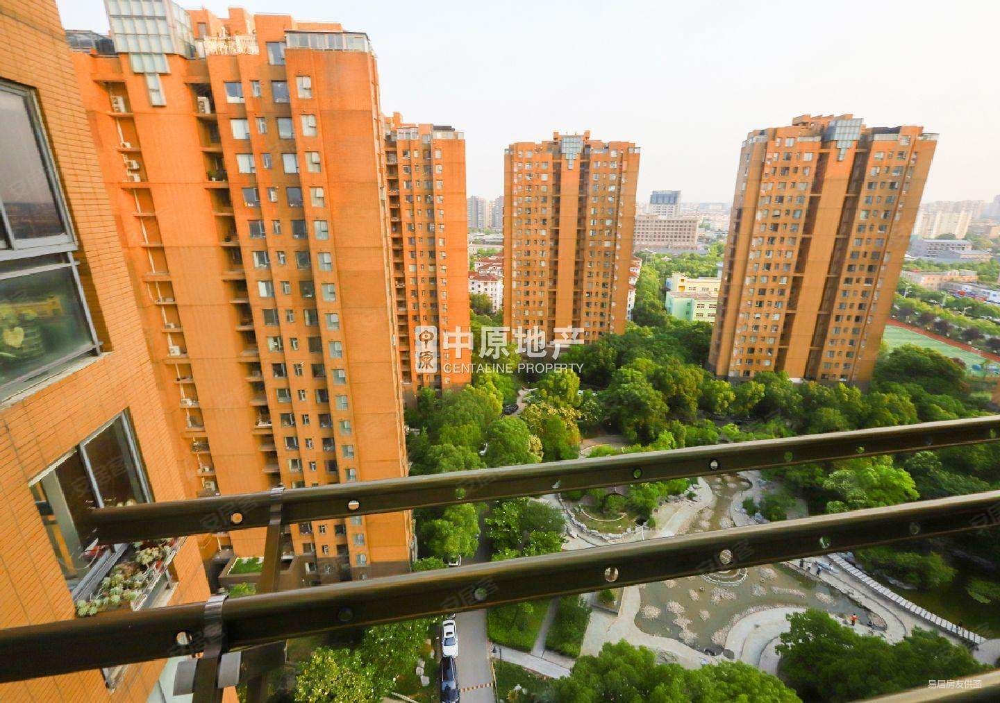 华江景城3室2厅2卫114.56㎡南北620万