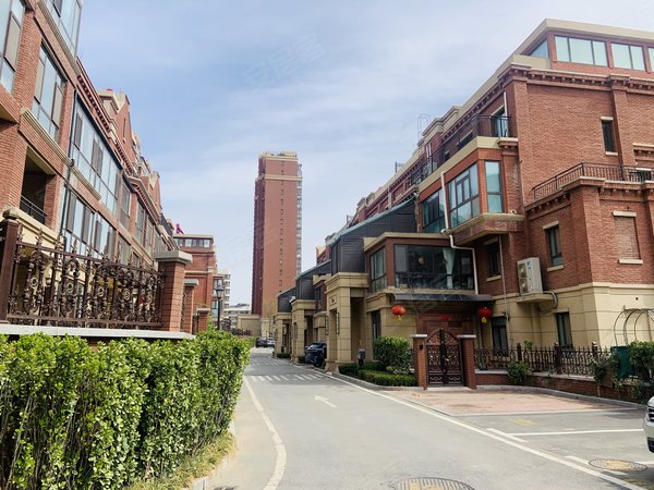 青岛城阳白云山公园青特小镇b区稀有大平层出租,160平!精装修!