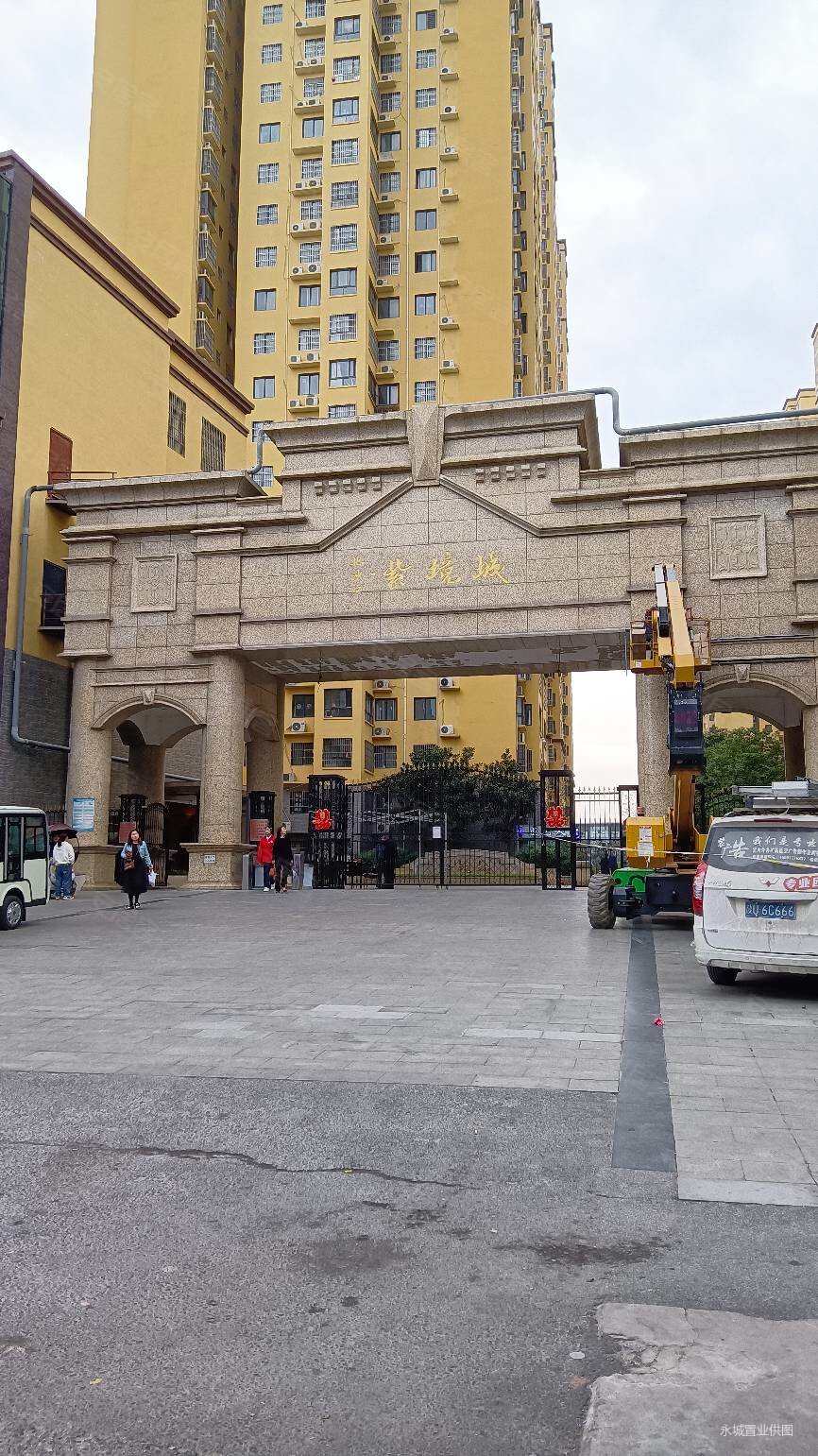 西郊紫境城小区精装三室两卫因有事着急出手带家具家电随时看房