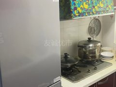 油建北1楼精装修 带小院 1500月包暖气物业家电齐全