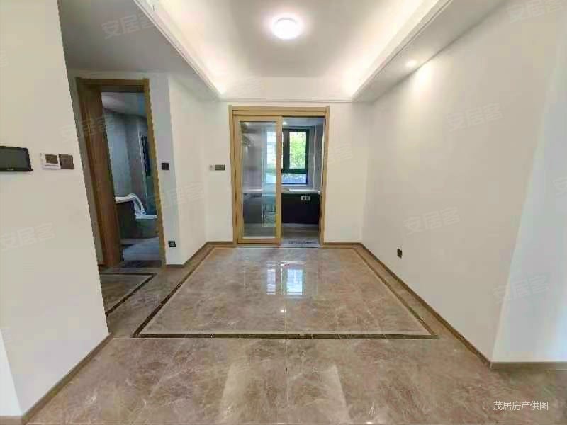 公园万象底复带花园 近医院 精装可拎包入住 带电梯 正南朝向