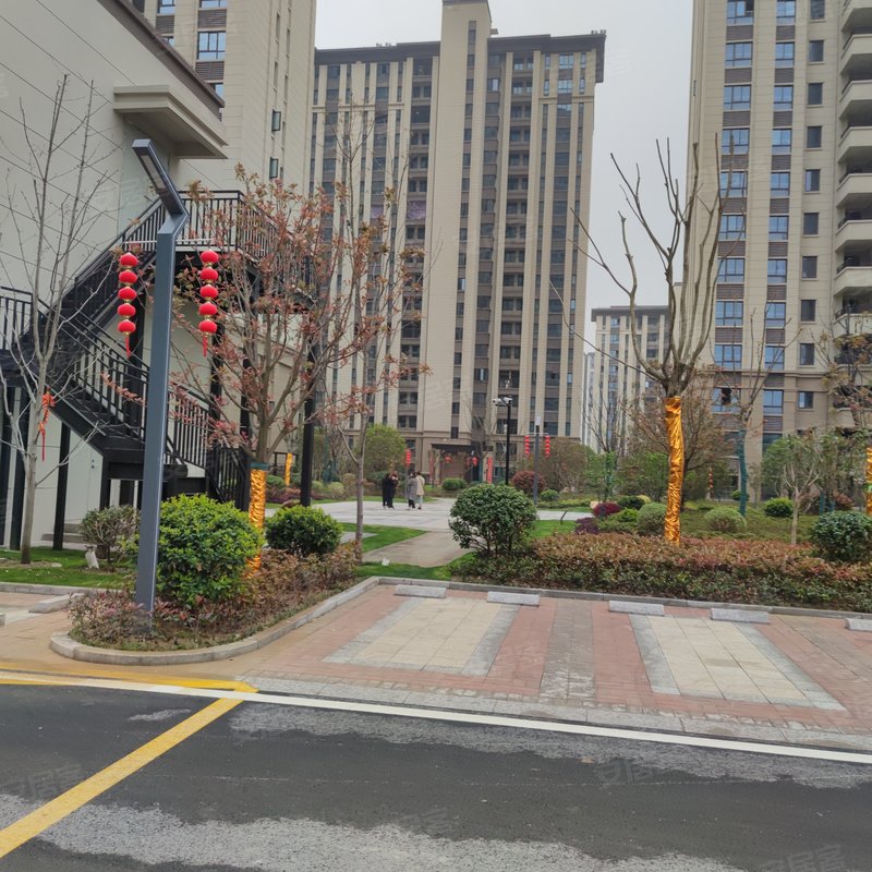 张双双 2021-06-05   :39:   汴河小镇有总高8楼和11楼小洋房,总高18