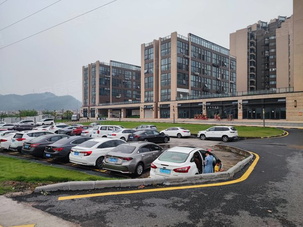 珠海斗门白蕉龙光玖龙湖(商住楼)近大信复式三房 家私家电齐全 可免费