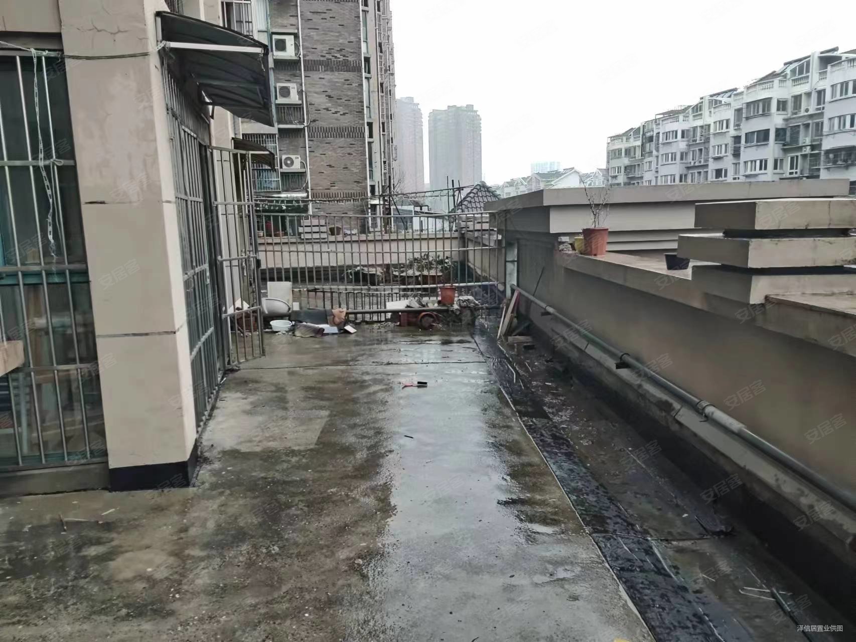 万江共和新城地和苑三室地铁口电梯房带露台