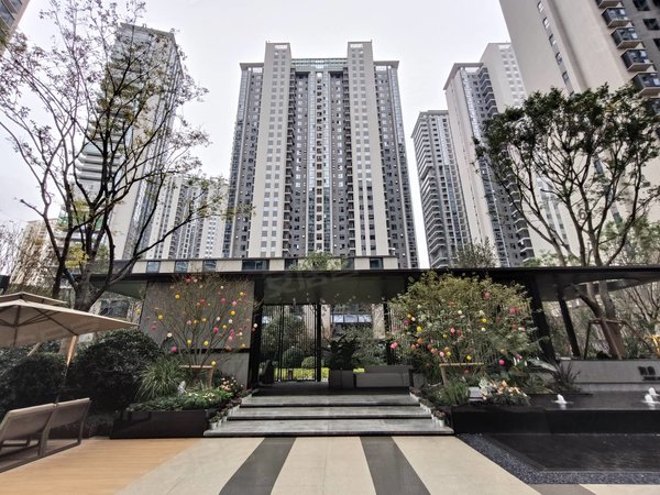 昆明官渡吴井路华润润府2期昆明万象城 地铁6号线 华润润府 首租精装3