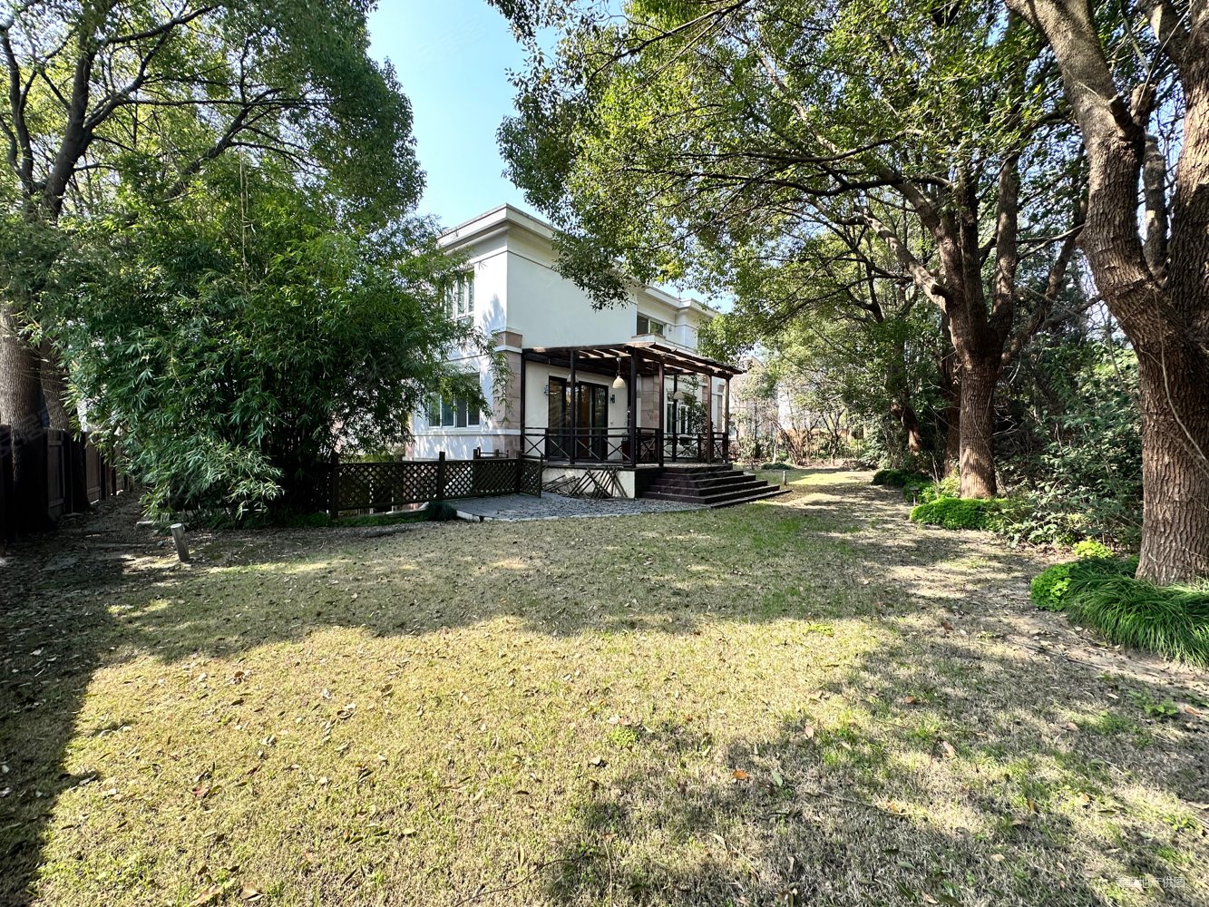 双首层别墅采光足大花园值得拥有