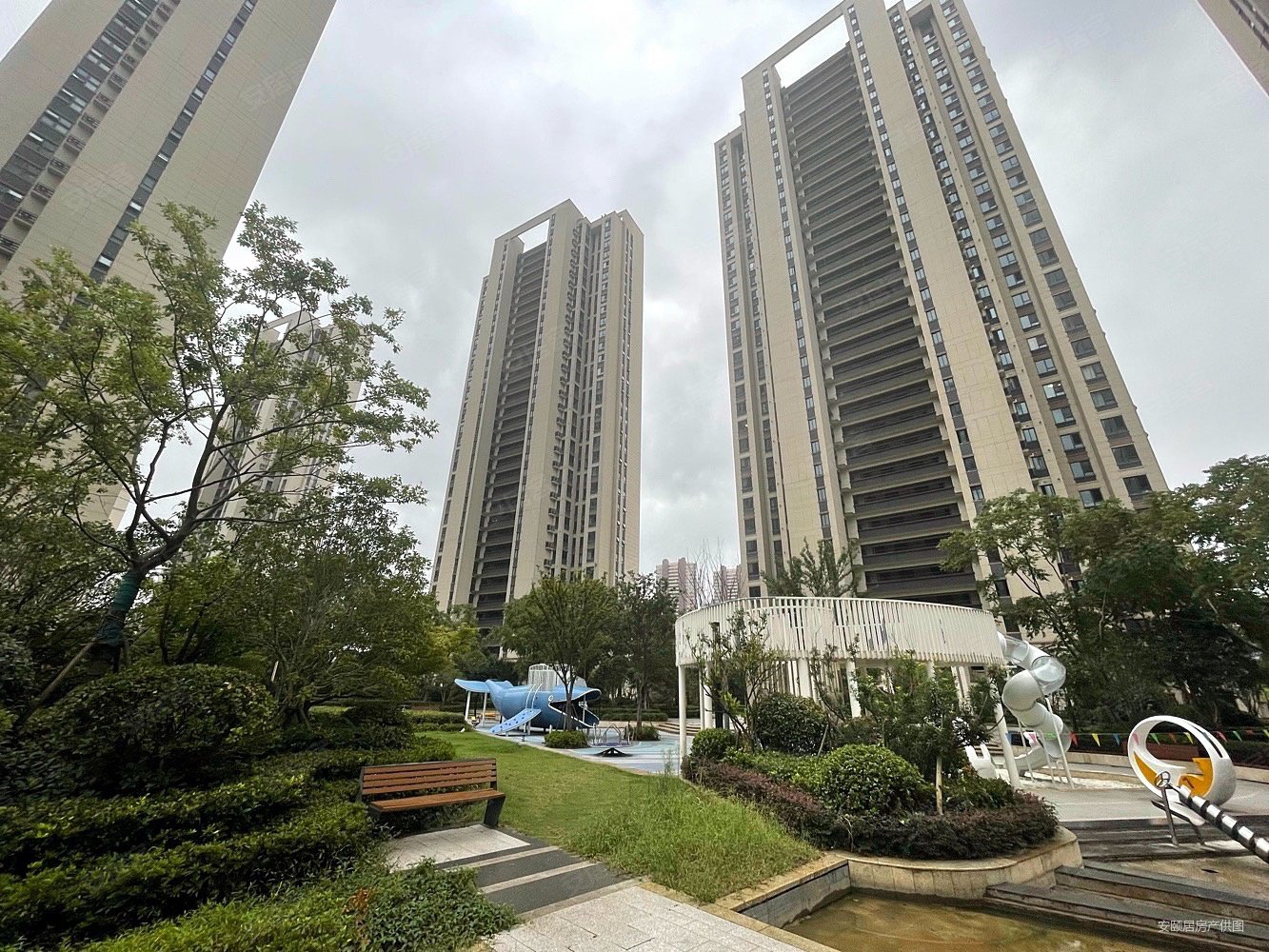 高楼层视野好,中海左岸澜庭二手房,310万,3室2厅,2卫,112平米-南京