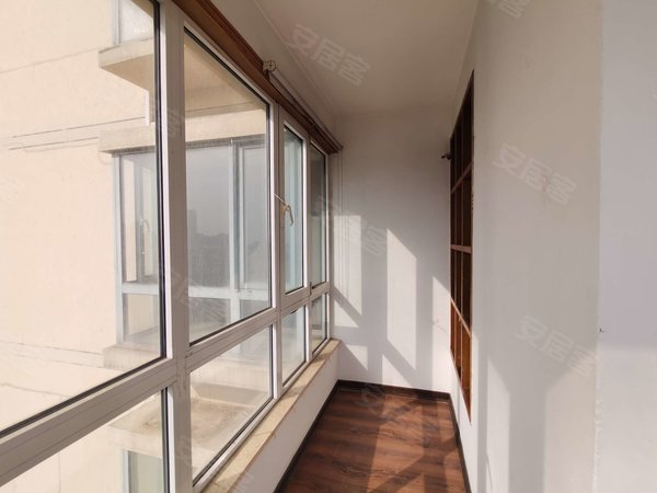 青岛市南江西路金华公寓金华公寓 3室2厅2卫  电梯房 精装修210平米