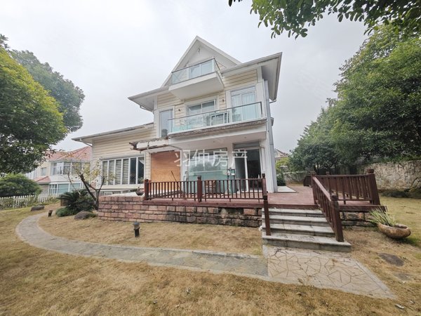 杭州富阳银湖秀水山庄地铁6号线银湖站大门口的独栋别墅,超大花园采光