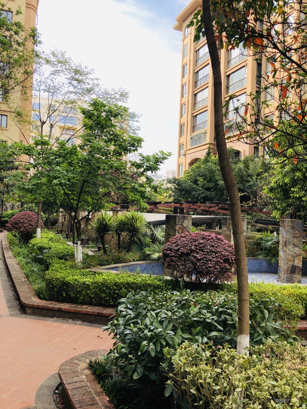 滇池路 电梯房 正规商品房 临地铁 刚需小三居 交通便利,盛高大城(3期