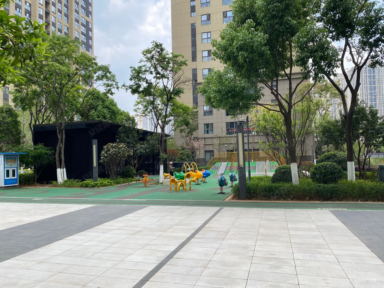 北京路地铁口旁盘龙昆十俊发城郁金苑中精装5房正南向210万急