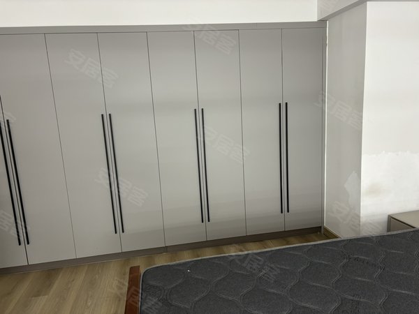 莒县城区蓝湾购物中心金润财富大厦蓝湾桥东边,家具家电齐全出租房源真实图片