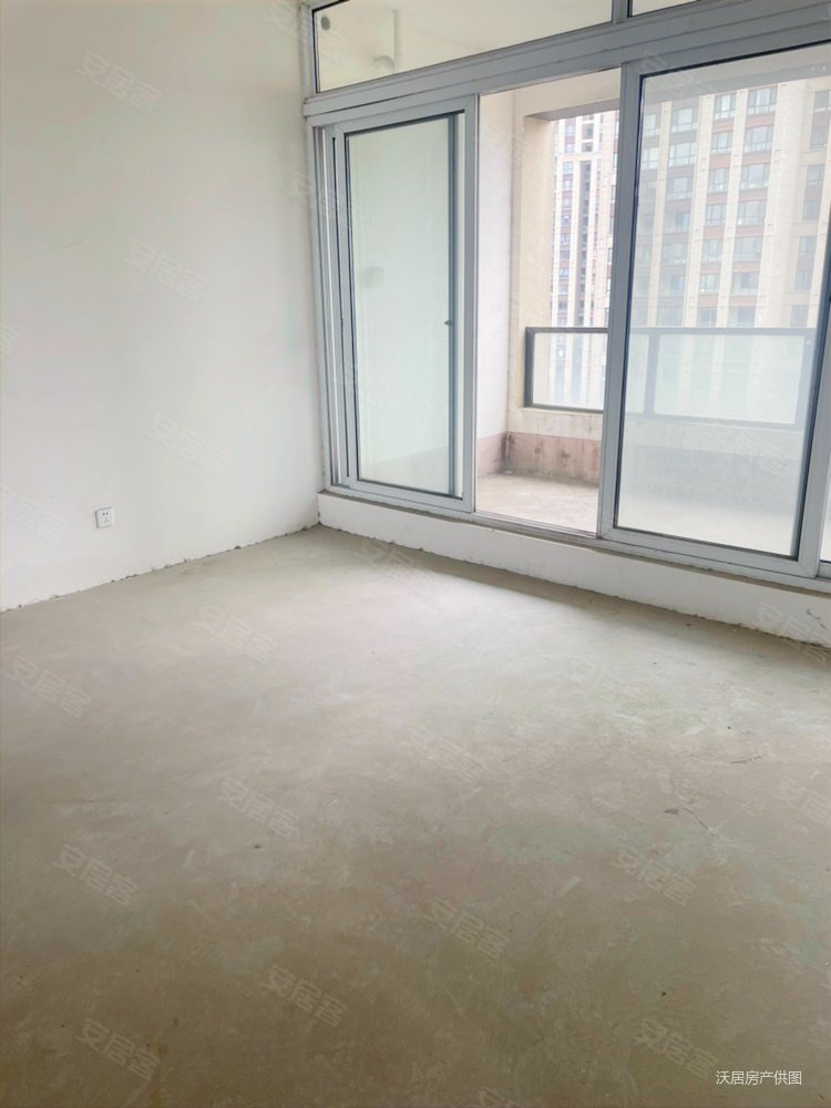 阳光锦程花园 纯毛坯  位置很好  满两年了