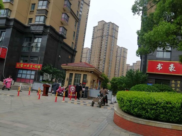 盐城盐都麦德龙港龙华侨城神州路 港龙华侨城精装二房1800包物业费 靠