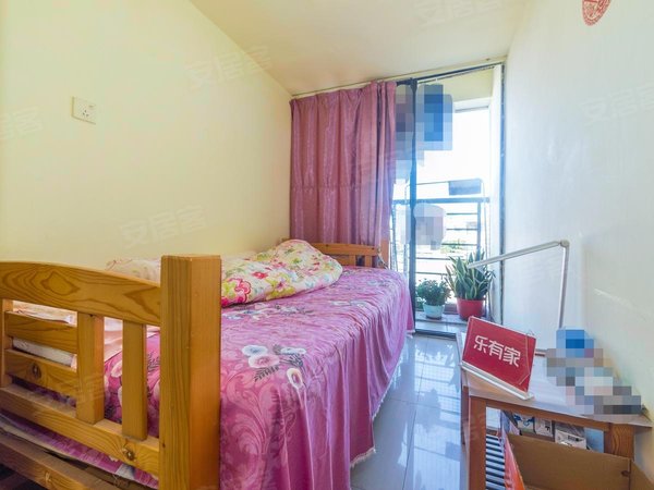 深圳南山前海新德家园楼下就是地铁口和商场.