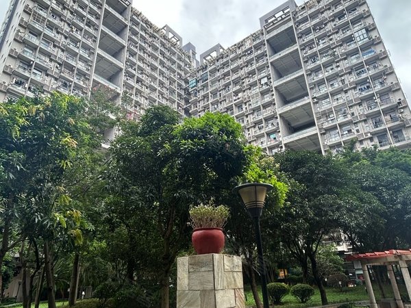 深圳龙岗平湖华南西苑华南城地铁口标准两房民水民电通燃气带阳台