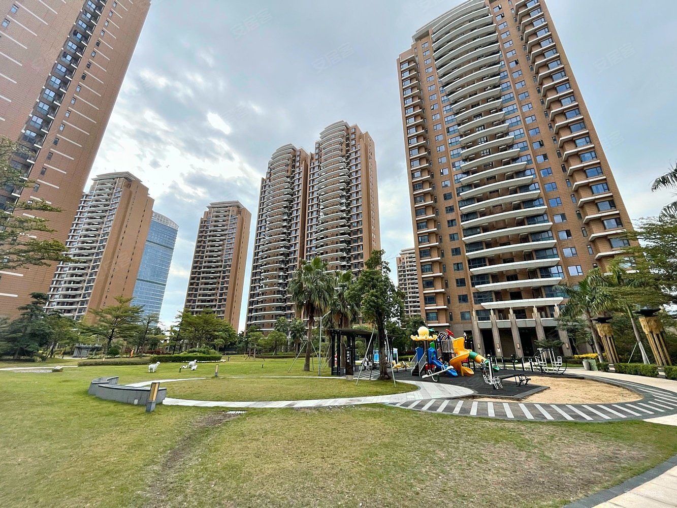 华融琴海湾4室2厅2卫144.64㎡南北570万