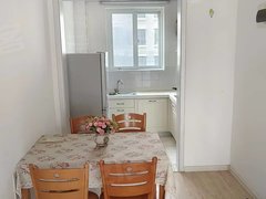 乳山银滩长江路大学附近，剩5个月两千，可议价。檀香丽湾4楼两室有空调，出租房源真实图片