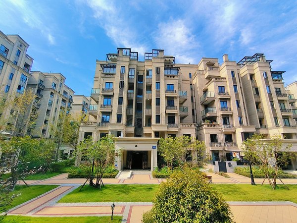 恒大御府(北区)小区停车暂时免费,家私全齐看上在谈价格,花园洋房一梯