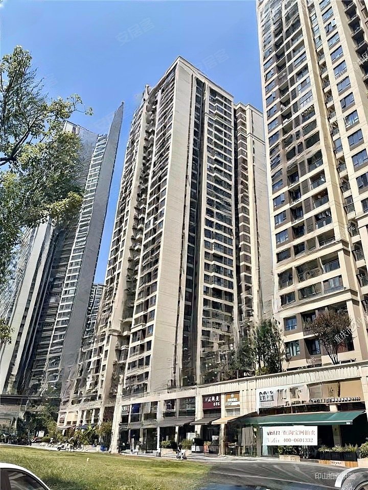 全景看江北滨路融景城臻苑法拍房90平米128万