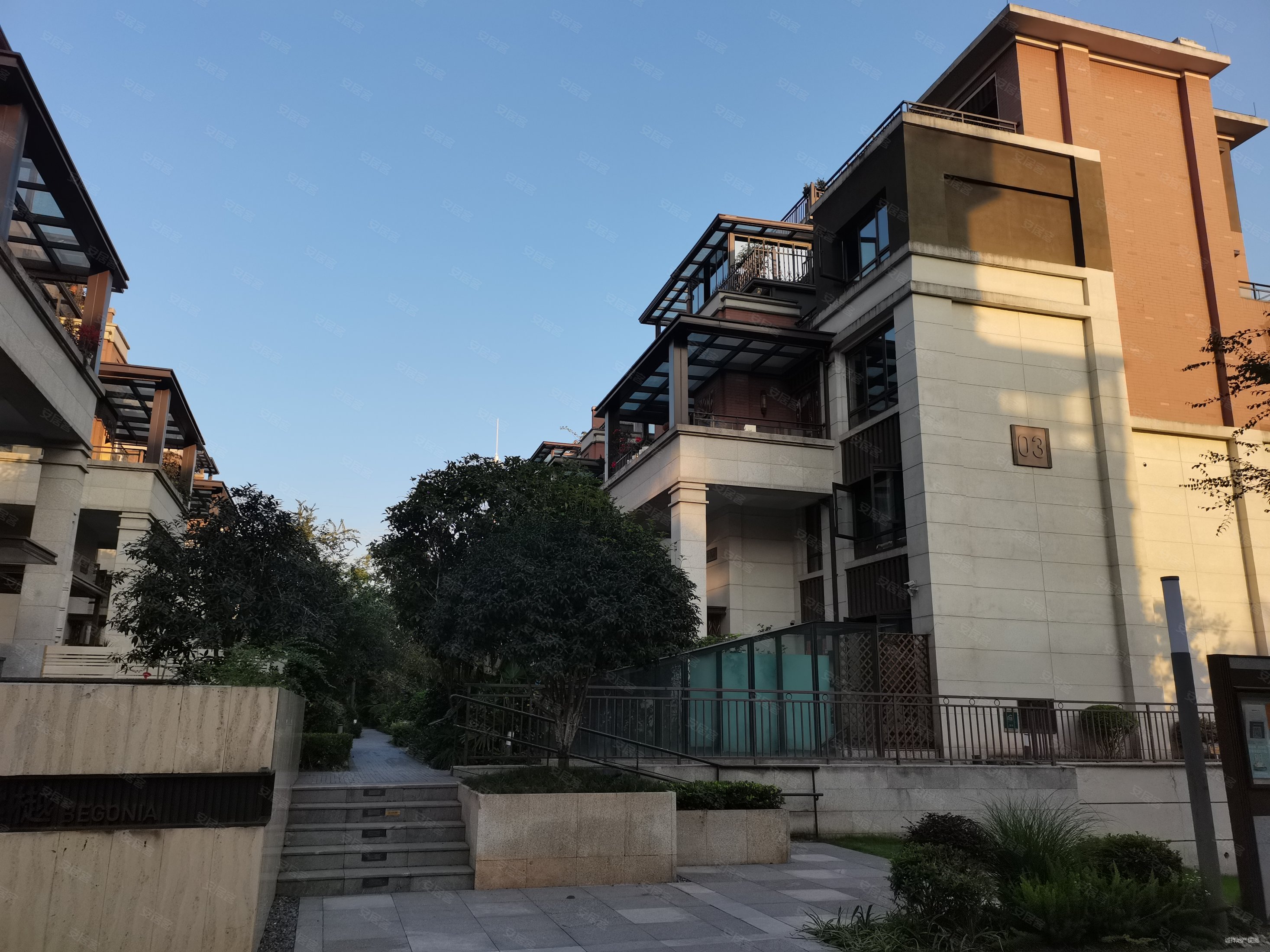 亏本急售九曲河轻轨站旁东原江山樾端头叠拼别墅花园1