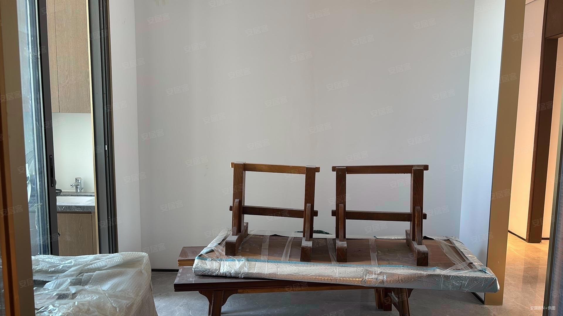 揽月臻翠府(商住楼)5室2厅4卫311.64㎡南590万