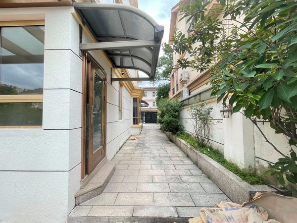 广州花都新区雅居乐雍华廷(别墅)大润发商圈独栋别墅!