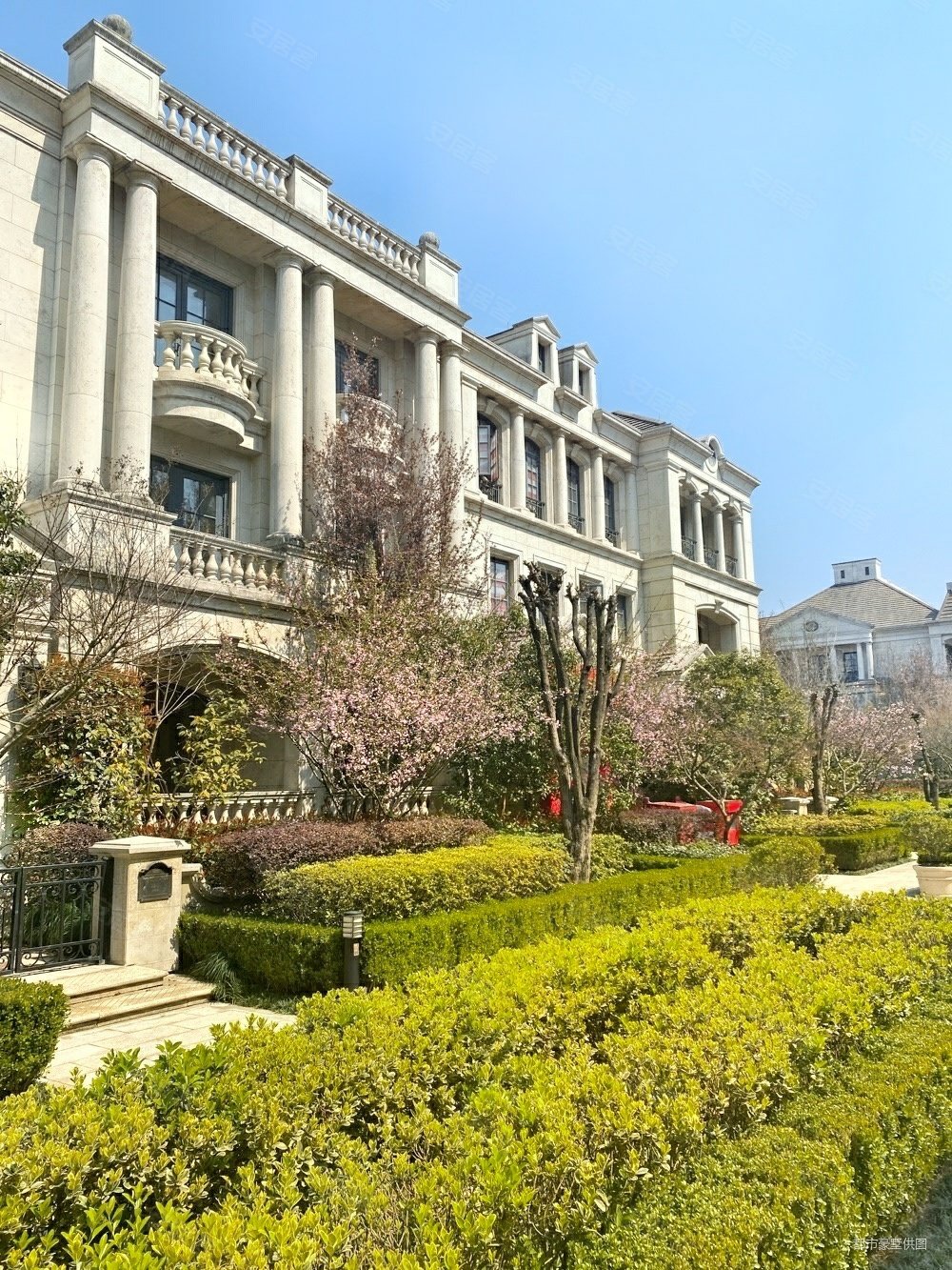 溪上玫瑰园枫丹苑边套南花园使用面积800方五个套房1书房