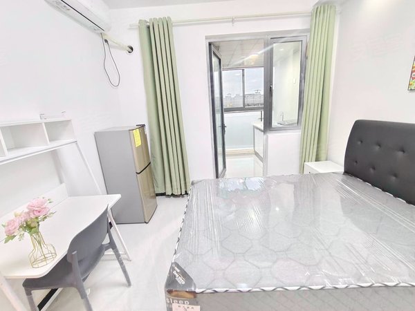 上海浦东临港新城宜浩佳园门口百联商场 房子干净整洁 带大阳台 独立厨卫出租房源真实图片