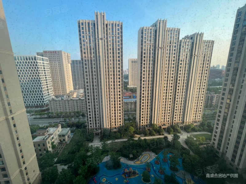 复地东湖国际三期 朝南 医疗配套成熟 满五 刚需小三居